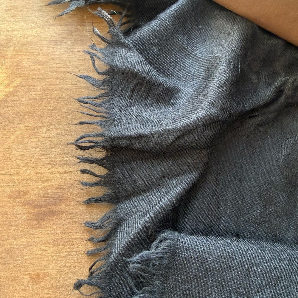 Louis Vuitton Elegant Black Wrap - Picture 4 of 10